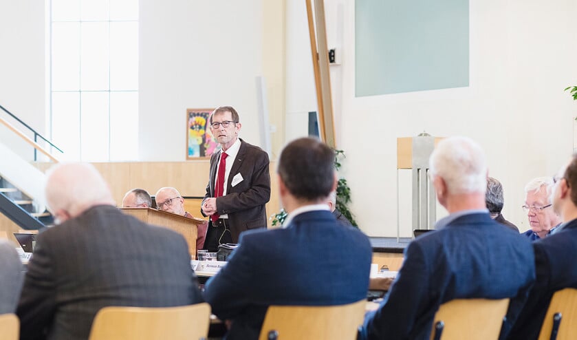 Ds. Melle Oosterhuis (staand) is preses van de Generale Synode 2017 van de Gereformeerde Kerken vrijgemaakt. (Dick Vos)