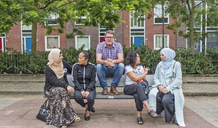 Nico van Splunter met enkele vrouwen die meedoen aan het project Goed Bezig! in de Rotterdamse wijk Spangen. (goed folk)