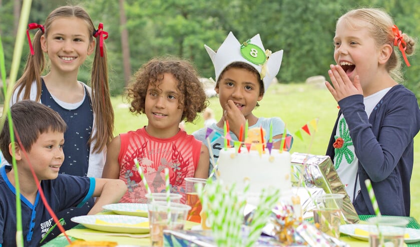 Als je als kind zelf geen feestje geeft, vergroot dat de kans dat je niet wordt uitgenodigd voor feestjes van andere kinderen. Dan kan een kind in een isolement raken, zeggen Deiters en Kranenberg. (Brenda Roos)