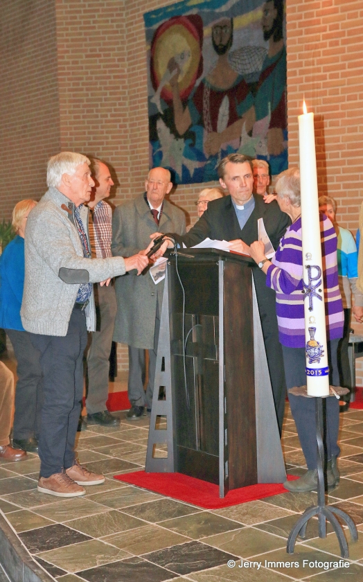 Deken Wilmink poogt de viering te stoppen. (Jerry Immers)