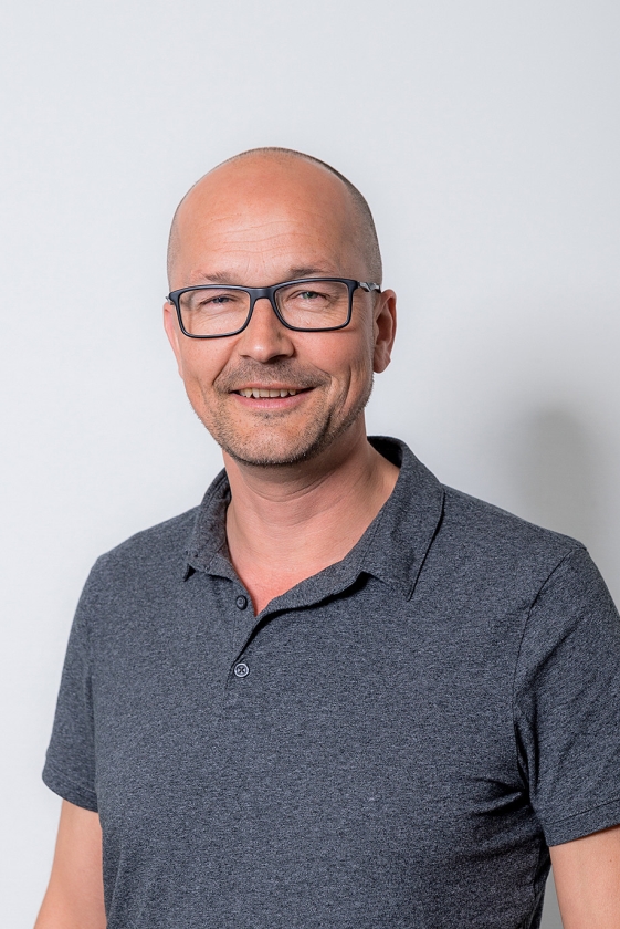 Dominee Jeroen Sytsma presenteerde het nieuwe Gereformeerd Kerkboek in de Koningskerk in Zwolle. (Willem Jan de Bruin)