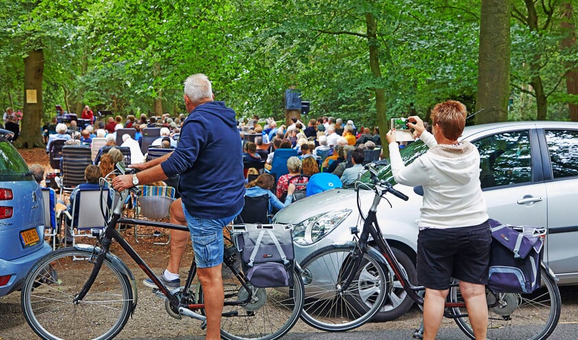 Bezoekers van de Trekkersdiensten halen, in tegenstelling tot voorbijgangers, de mobiele telefoon niet tevoorschijn. (Jaco Klamer)
