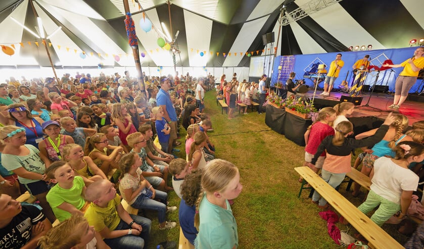 Kinderen hebben in hun eigen tent een programma tijdens de pinksterconferentie Opwekking. De 47e editie van Opwekking trok verdeeld over het hele weekend 65.000 bezoekers, onder wie ruim 20.500 kampeerders. (Jaco Klamer)