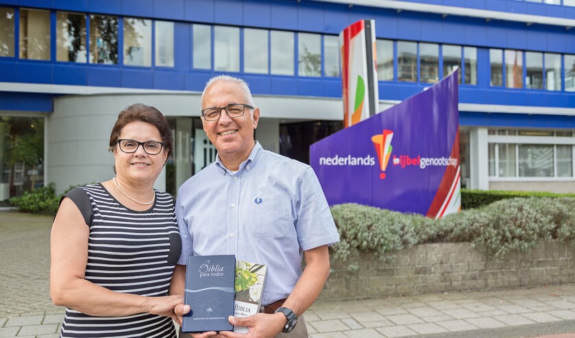 Maribel en Jorge Gomez met bijbels voor Hondurese politiemensen. Jorge Gomez: ‘De Bijbel reikt hun een levenswijze aan die ze niet kennen. Ze kunnen bijna niet geloven dat een wereld zonder corruptie kan bestaan.’ (Klaas Driebergen)