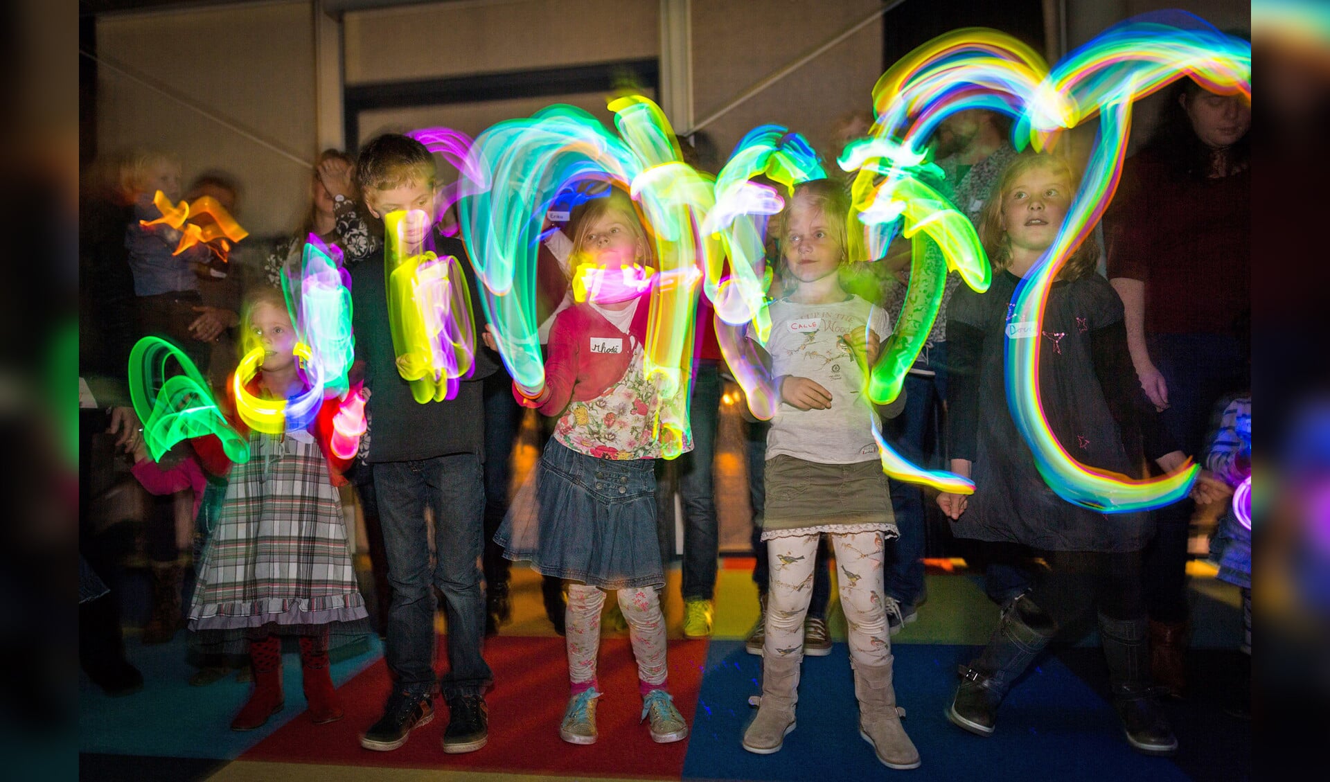 Zwaaien met glow in the dark-ringen – creatief moment tijdens een kliederkerk op de Kop van Zuid in Rotterdam.