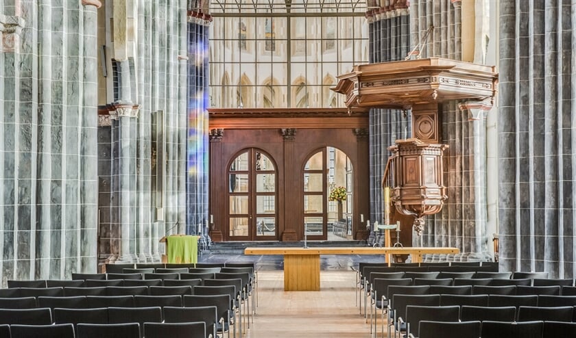 In sommige oude kerken verdwijnen banken voor stoelen. Zo ook in de Martinikerk in Groningen. (Janco Cnossen en Diana Nieuwold)