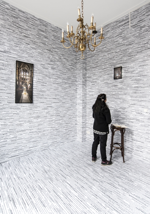 De vloer en wanden van een ruimte in de Syrisch-orthodoxe kerk zijn bekleed met quotes van vluchtelingen. (Martin Waalboer)