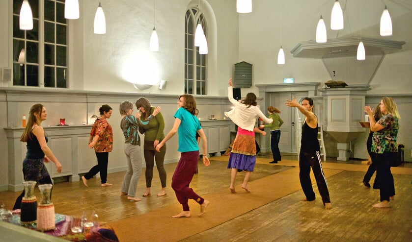 Initiator Marije Vermerris (midden voor): ‘Tijdens het dansen krijg ik het gevoel dat er iets groters is dat mij draagt.’ (Rob Verhagen)
