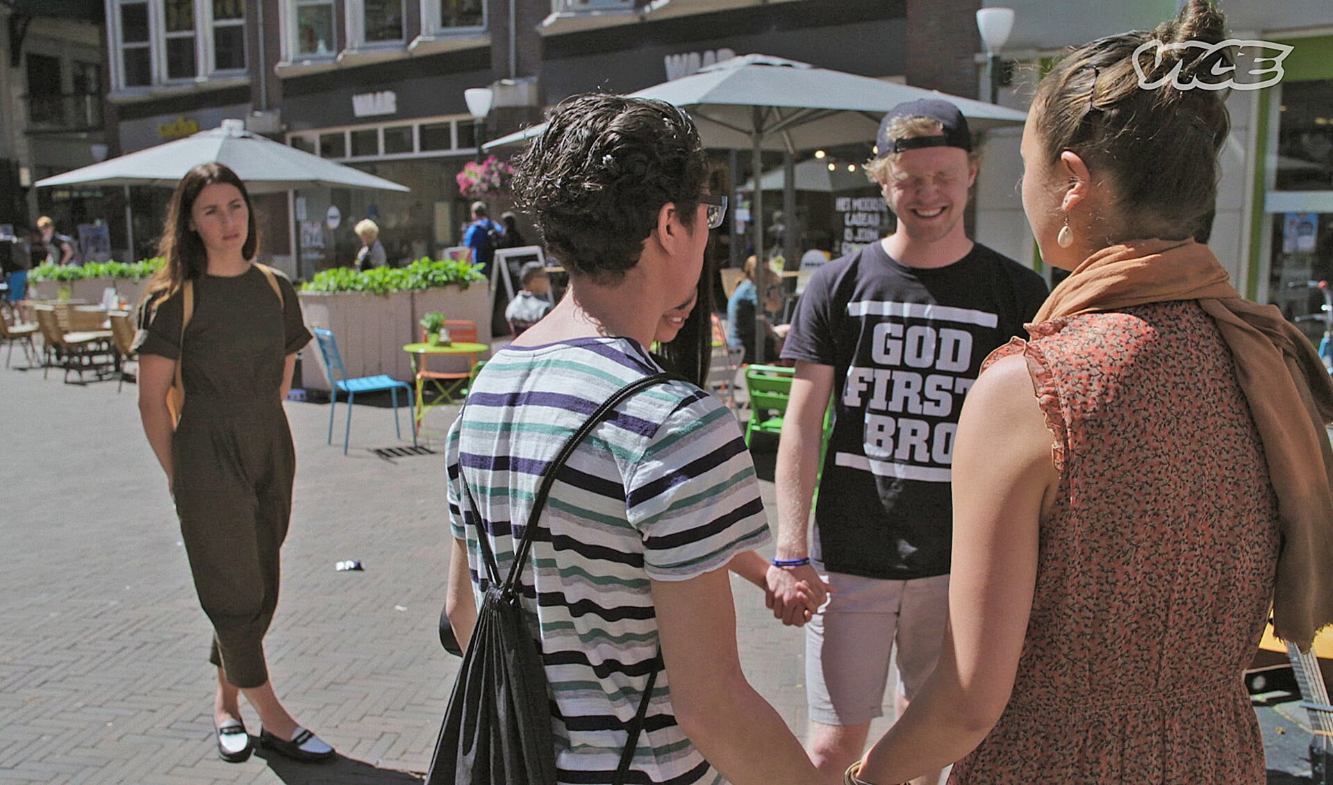 Gwen Pol van jongerenwebsite Vice.com kijkt toe hoe Daniël (22) op straat met anderen bidt.