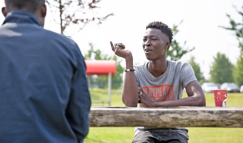 Ousmani uit Gambia en (op de rug gezien) Eric uit Ghana, met wie Ousmani naar Europa reisde. (Klaas Driebergen)