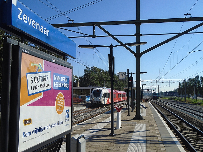 Ze dreven de Joden naar de wachtkamer en vervolgens in de eerstvolgende trein richting Duitsland. (nd)