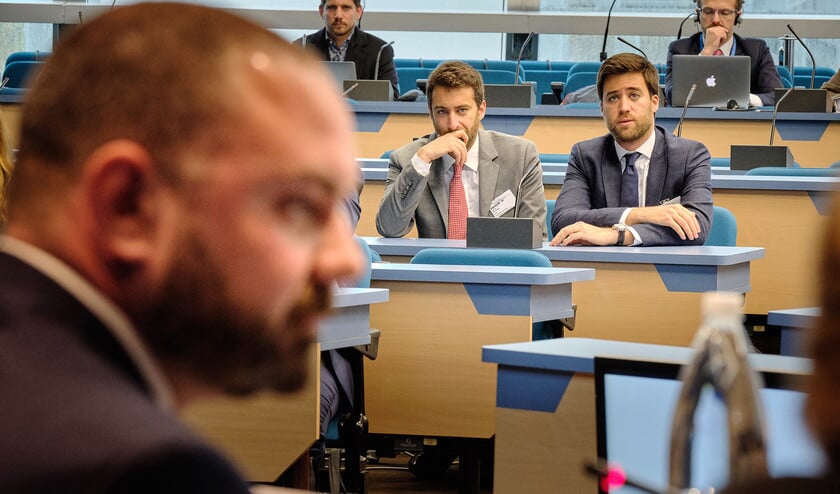 Owen Bonnici, de Maltese minister van Justitie, geeft tekst en uitleg bij de hoorzitting van de Raad van Europa. Andrew (rechts) en Matthew luisteren. (Sjoerd Mouissie)