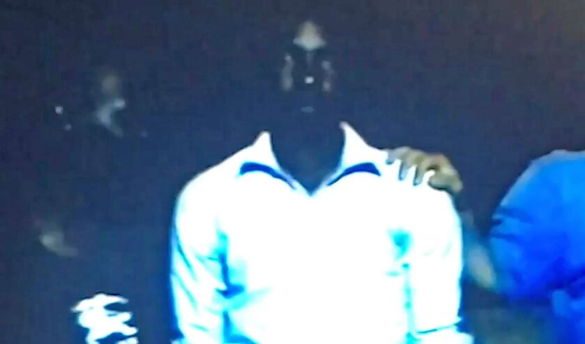 Beeld uit de CNN-reportage over de Libische slavenmarkt. De man in het midden is te koop. De figuur rechts is de veilingmeester, die de geboden bedragen opsomt. (cnn)