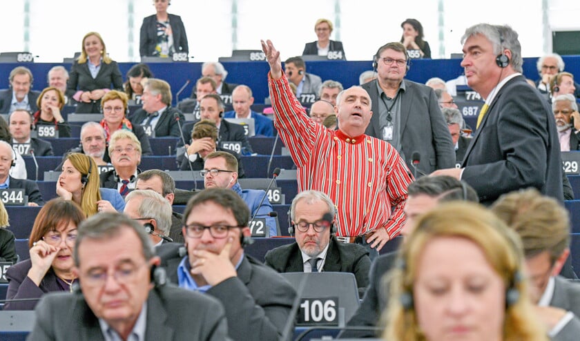 Europarlementariër Peter van Dalen in het Europarlement in april. Gehuld in Urker klederdracht vroeg hij om een extra stemming om het verbod op pulsvisserij tegen te gaan. Toen hoorde de ChristenUnie nog bij de ECR, dinsdag schuift Van Dalen aan bij de christendemocratische EVP-fractie. (europese unie)