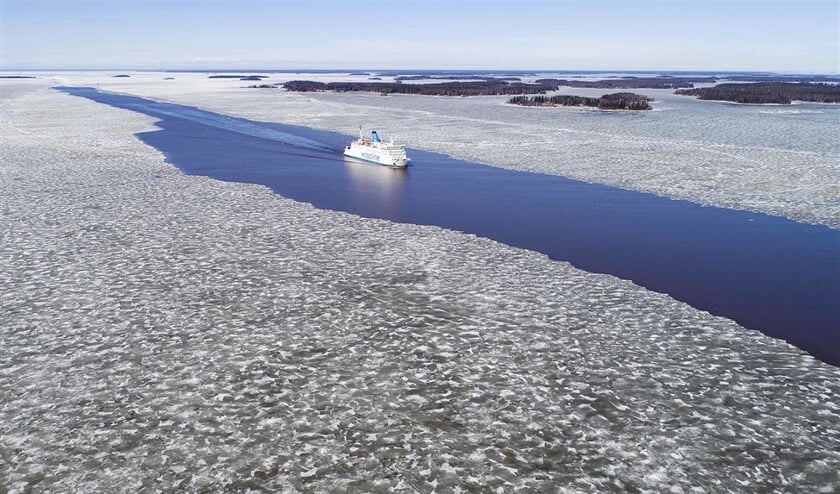 Een veerboot vaart door het smeltijs in het noorden van de Botnische Golf. Het verdwijnen van het ijs zorgt ook voor effecten in andere gebieden. (afp / Olivier Morin)