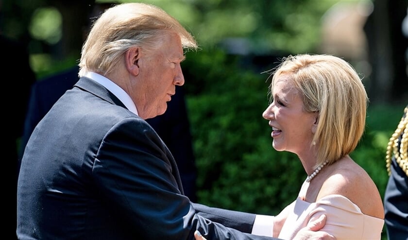 President Donald Trump en evangeliste Paula White vorig jaar mei na afloop van een gebedsbijeenkomst in het Witte Huis. (afp / Brendan Smialowski)