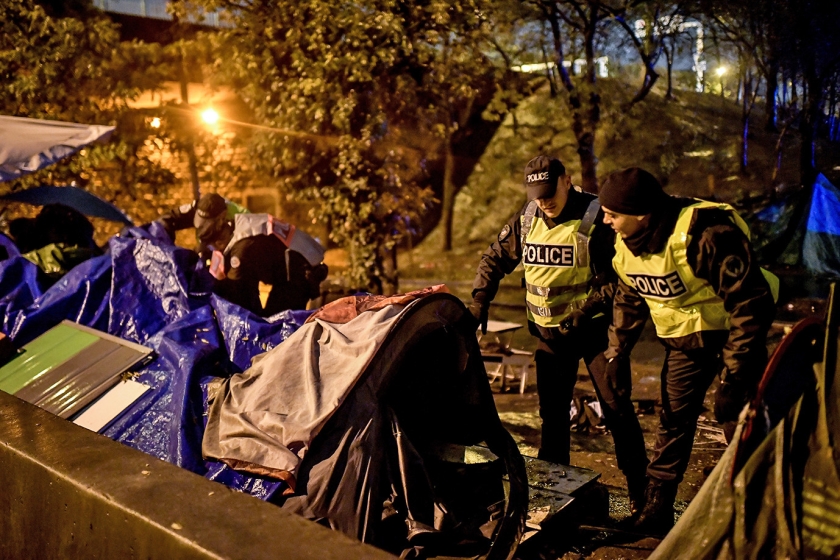 Om half vijf in de ochtend begon de politie donderdag met het opruimen van de migrantententjes aan de rand van Parijs. Tot voor kort verbleven daar zo’n 1300 asielzoekers, voornamelijk uit Afghanistan en Somalië. (afp / Martin Bureau)