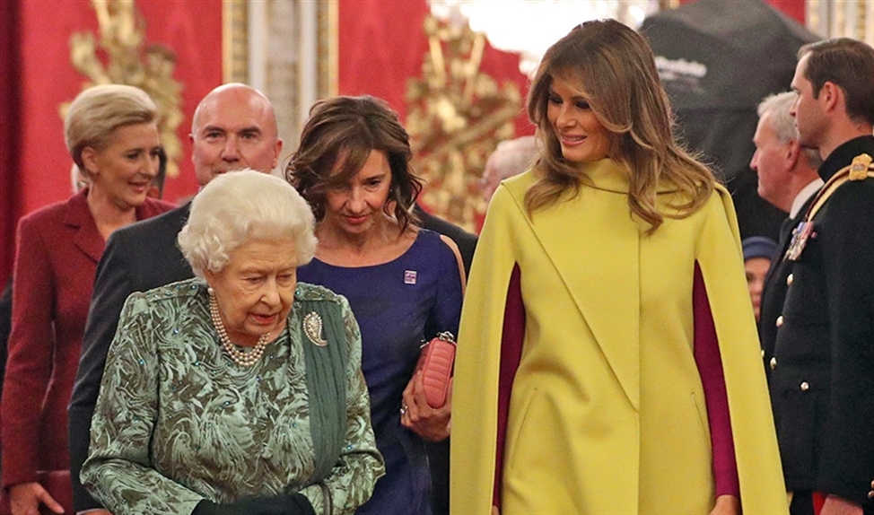Koningin Elizabeth II (links) van het Verenigd Koninkrijk en Melania Trump ontmoeten elkaar tijdens een receptie in Buckingham Palace. (epa / Yui Mok)