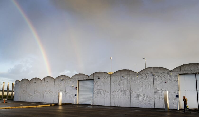 Een regenboog boven de rechtbank op Schiphol op 17 november 2016, voorafgaand aan het requisitoir van de strafzaak tegen Geert Wilders. (anp / Remko de Waal)