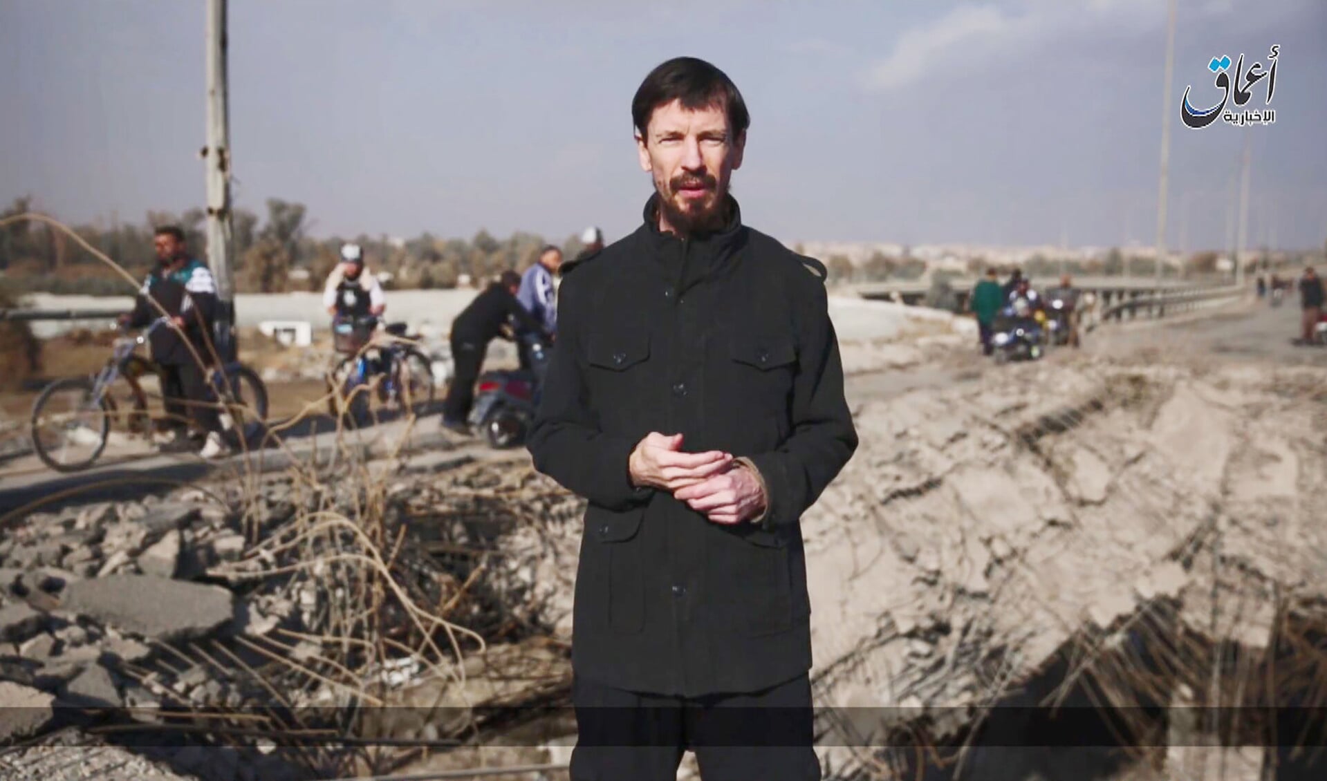 Een beeld van een propagandavideo die de Britse ISIS-gijzelaar John Cantlie in 2016 maakte voor ISIS. De radicaal-islamitische terreurbeweging gebruikte Cantlie als journalist. In die hoedanigheid maakte hij twee documentaireseries.