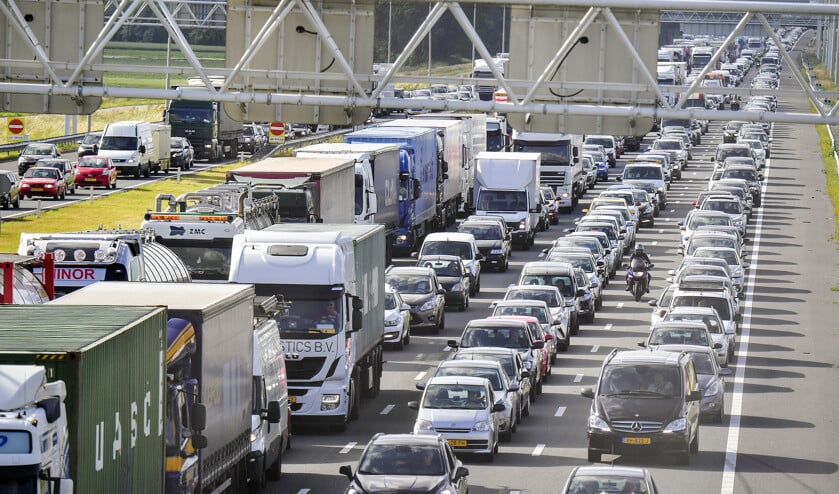 Een file op de A16 richting Breda. Minister Cora van Nieuwenhuizen van Infrastructuur steekt ruim 700 miljoen euro extra in het wegennet. (anp / Robin Utrecht)