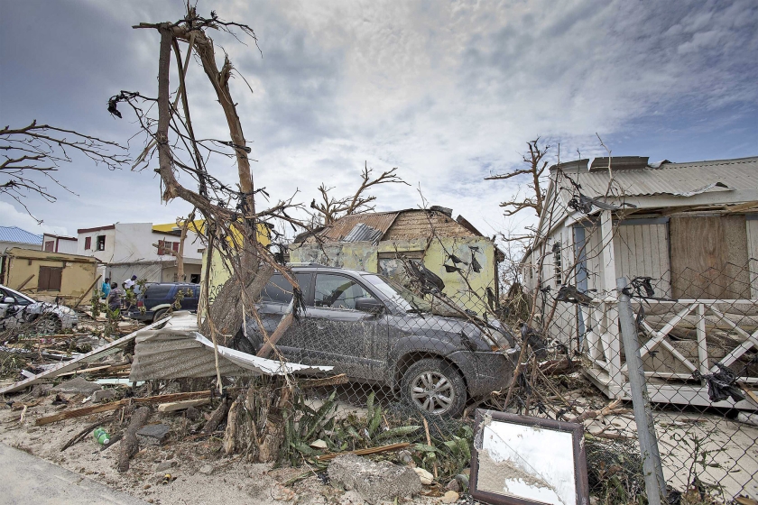 De chaos na de orkaan Irma is groot op Sint Maarten. Voorlopig bestaat het werk van Nederlandse militairen die daar helpen vooral uit noodhulp en het handhaven van de orde. (epa / Gerben van Es en Kees Broere)