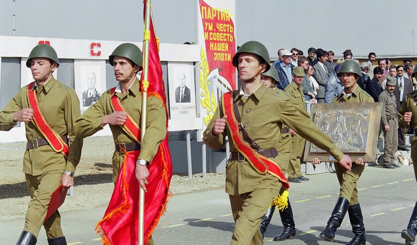 Soldaten van het Rode Leger paraderen door de Afghaanse hoofdstad Kabul op 17 oktober 1986. De invasie van de Sovjet-Unie in 1979 in het land was ‘gerechtvaardigd’, zeggen de Russen veertig jaar na dato.  (anp / Daniel Janin)