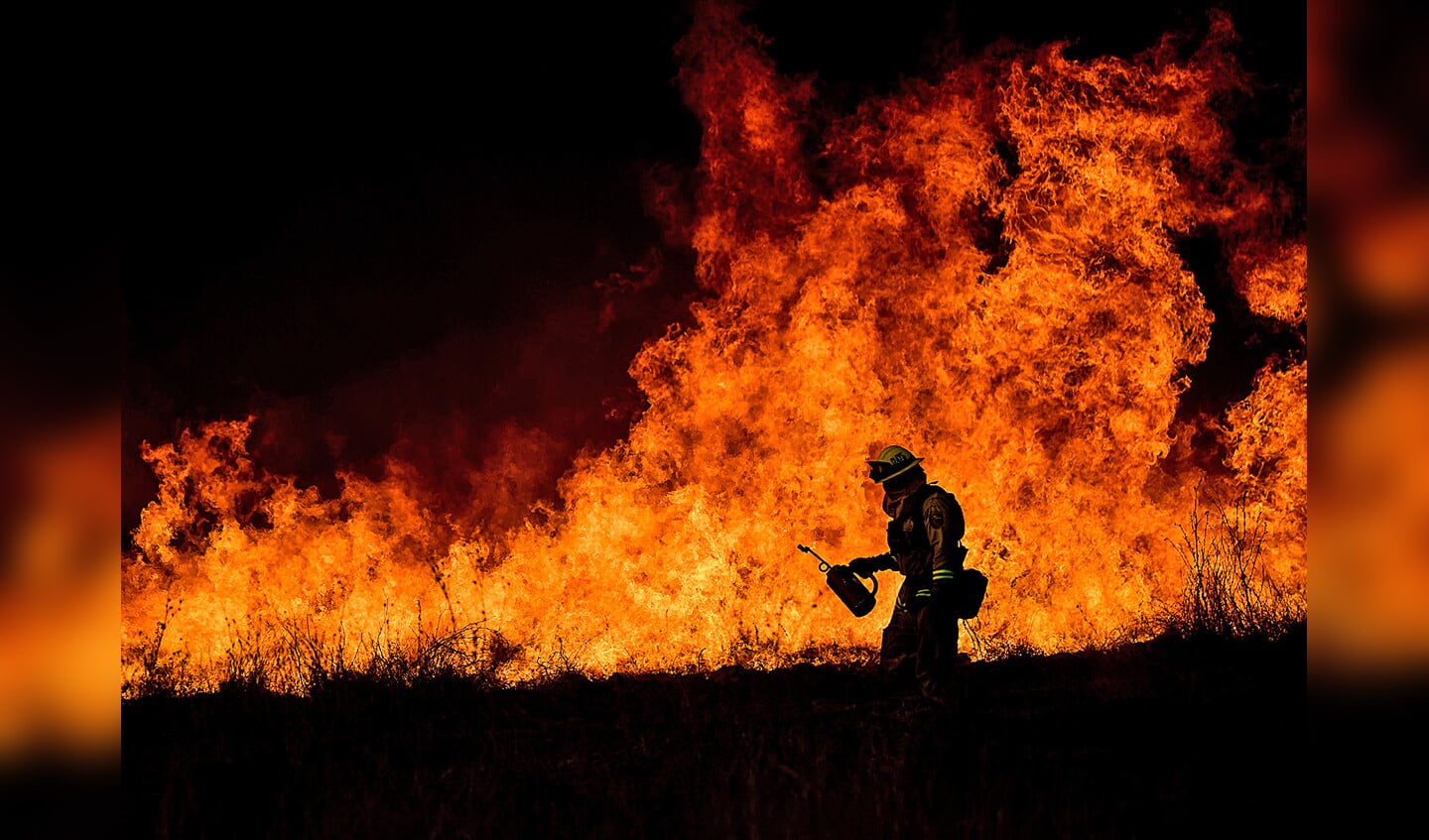 Het lijkt onbegonnen werk om de zogenaamde Thomasbrand in de omgeving van Ventura onder controle te krijgen. Brandweerlieden uit Arizona, Colorado, Idaho, Oregon, Utah en Washington helpen hun Californische collega’s.