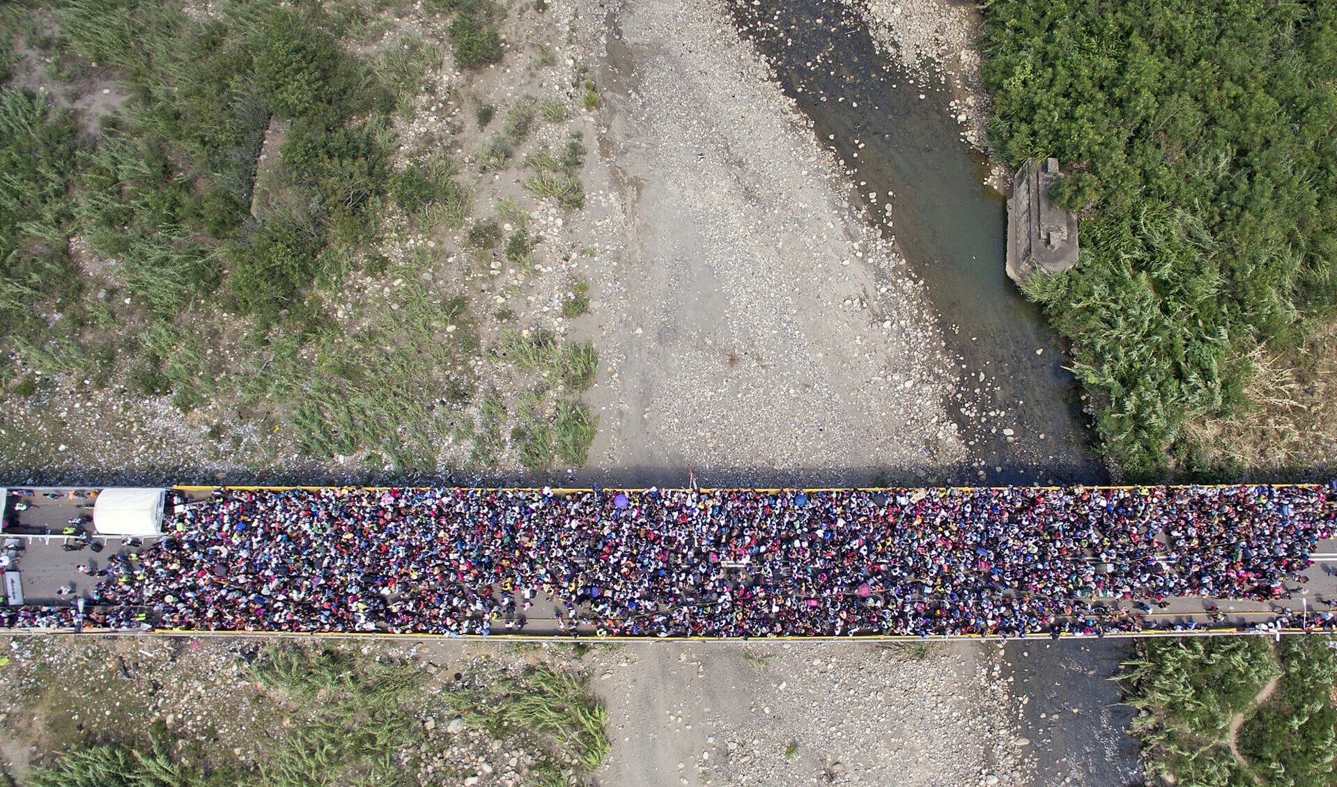 Duizenden vluchtelingen uit Venezuela trekken over de grensbrug in Cucuta het buurland Colombia binnen, op zoek naar veiligheid en levensonderhoud. Colombia verscherpt nu de grenscontroles om de mensenstroom in te dammen.