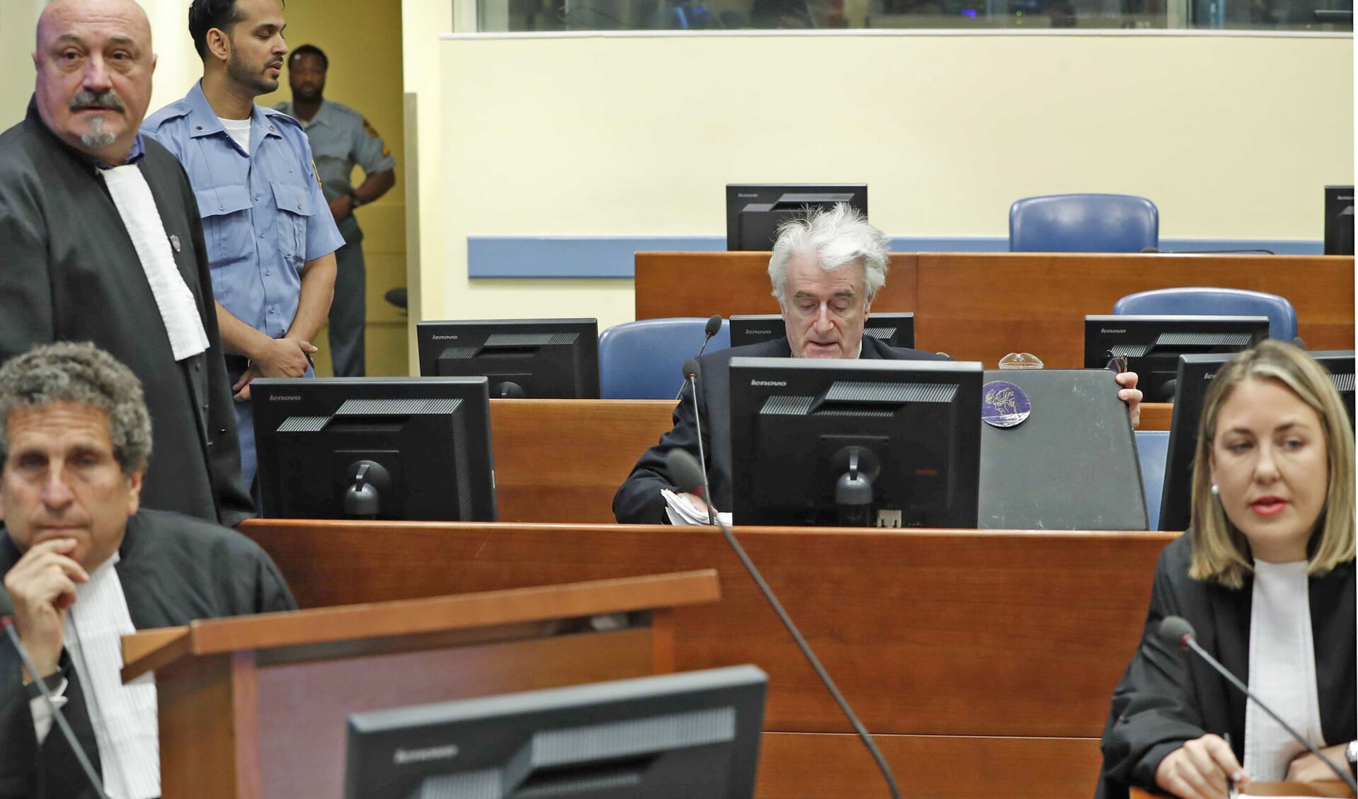 Radovan Karadzic (tweede van rechts) dinsdag in een rechtszaal van het International Residual Mechanism for Criminal Tribunals (MICT).