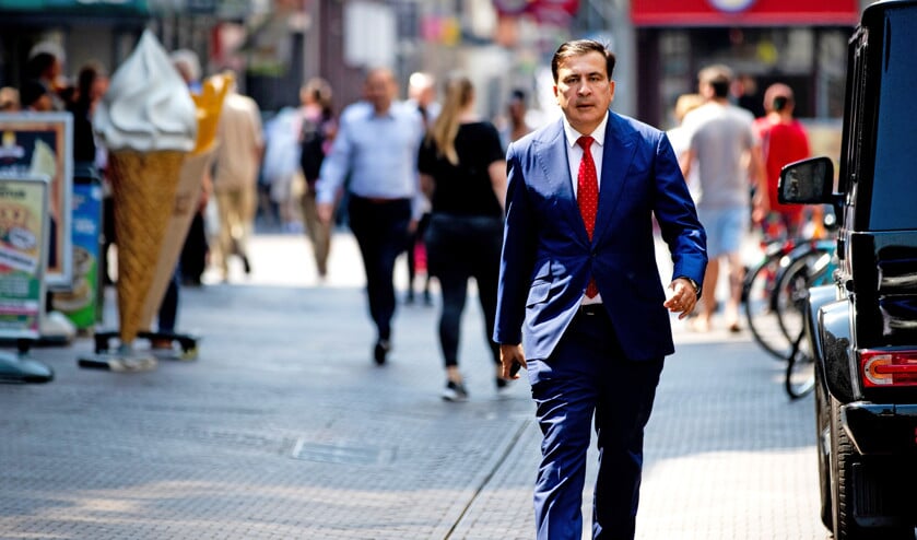 De voormalige Georgische president en Oekraïense politicus Michail Saakasjvili, dinsdag in Den Haag op weg naar een ontmoeting met de pers. (anp / Remko de Waal en epa / Zurab Kurtsikidze)