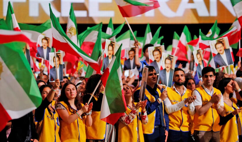 Iraniërs in ballingschap tijdens de bijeenkomst ‘Vrij Iran 2018 – het alternatief’, op 30 juni in Parijs. Een aanslag op de duizenden aanwezigen kon op de valreep worden verijdeld. (reuters / Regis Duvigneau)