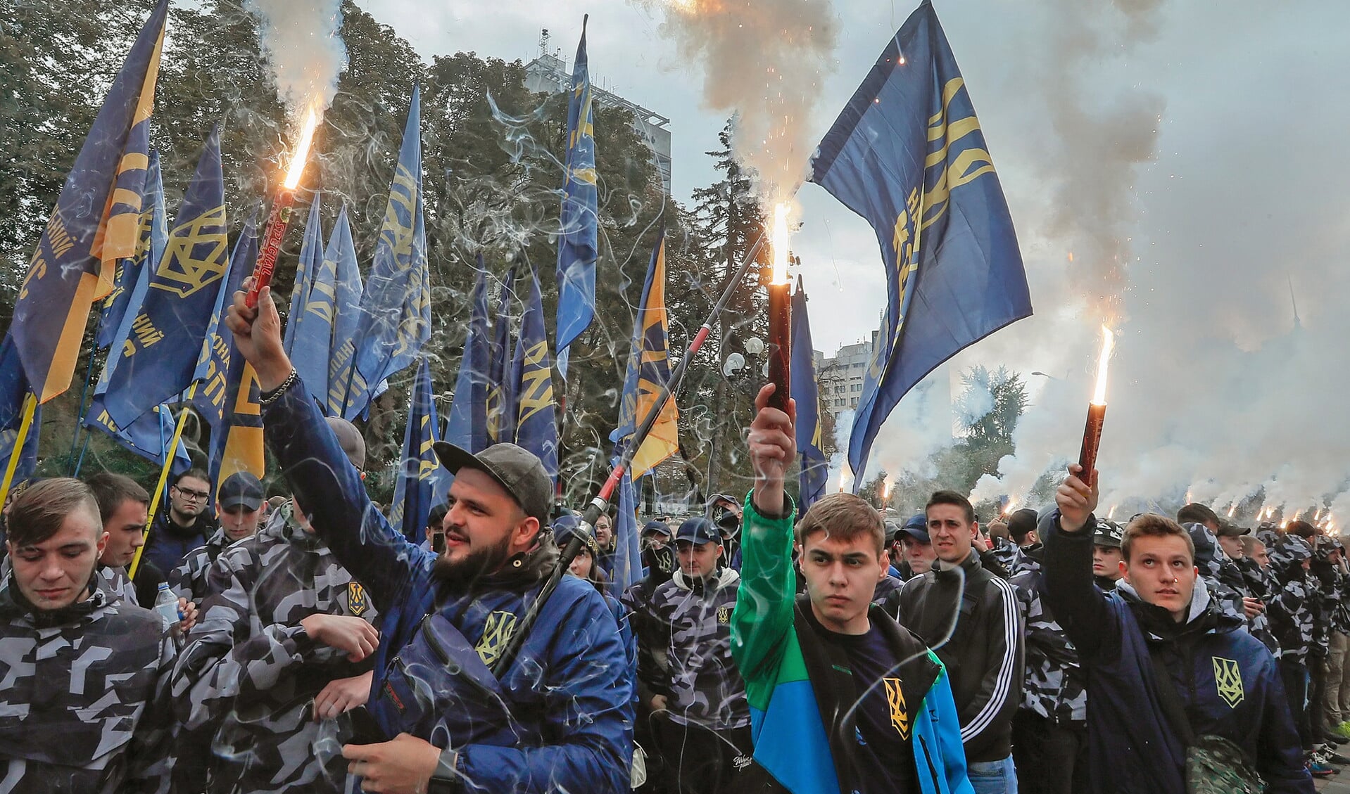 Zwaaiende met fakkel eisen Oekraïense activisten in Kiev dat het parlement een wet accepteert over de verdediging van de rechten van buitenlandse vrijwilligers die deelnamen aan het conflict in de Donbas aan de Oekraïense kant.