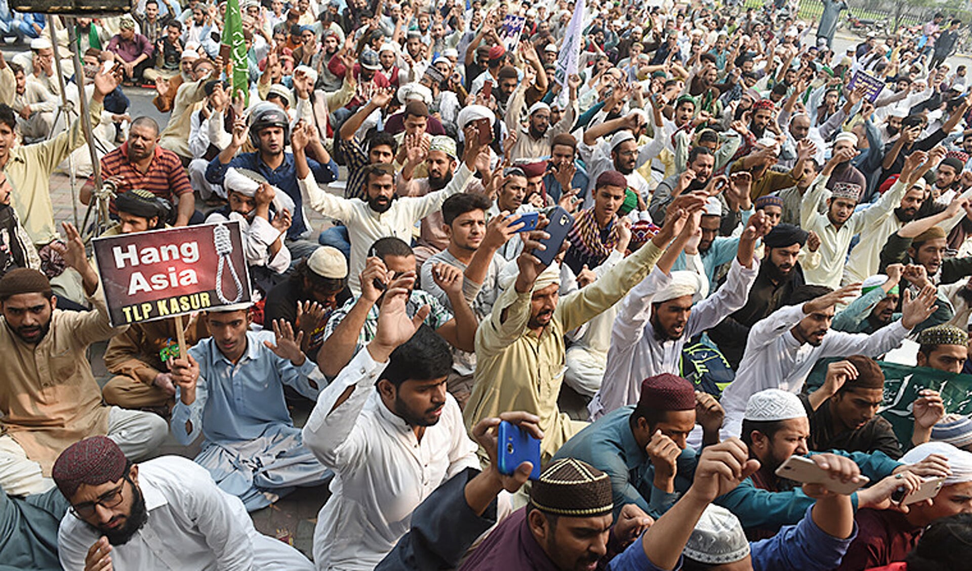 Radicale moslims protesteren in Lahore tegen de vrijlating van Asia Bibi.