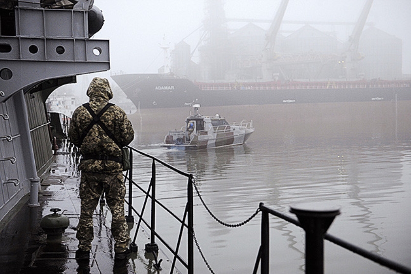 Oekraïens marineschip nabij de havenstad Marioepol.  (afp)