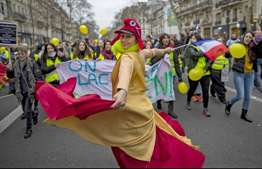 Een als een ‘Marianne’ – het nationale symbool van de Franse Republiek – uitgedoste vrouw neemt deel aan een protestmars van vrouwen van de gelehesjesbeweging in het centrum van Parijs. (epa / Ian Langsdon)