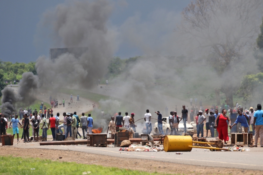 Uit protest tegen de torenhoge brandstofprijzen blokkeren Zimbabwaanse demonstranten een belangrijke weg naar het centrum van Kuwadzana, een dichtbevolkte wijk van de hoofdstad Harare. (epa / Aaron Ufumeli)