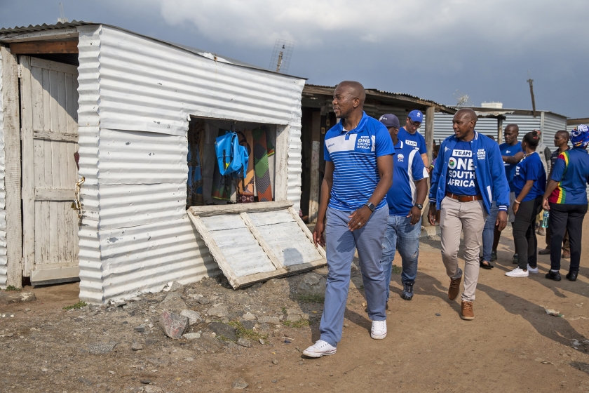 Mmusi Aloysias Maimane – 38 jaar, opgegroeid in Soweto, getrouwd met Natalie, twee kinderen – loopt voorop in zijn blauwe campagnepolo. (afp / Wikus de Wet)