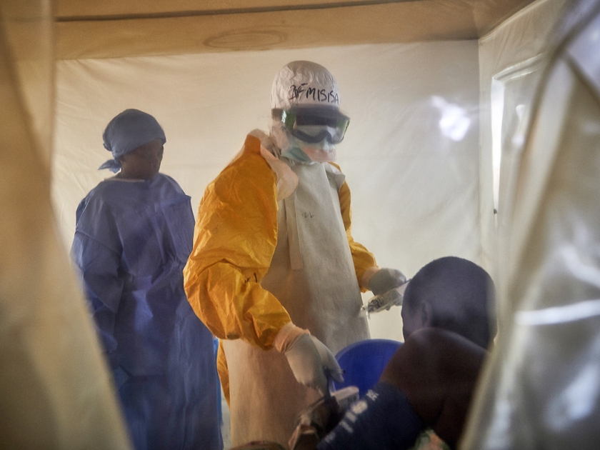 De autoriteiten in Congo proberen de bevolking over te halen hulpverleners te vertrouwen en zich te laten vaccineren tegen ebola.  (epa / Hugh Kinsella Cunningham)