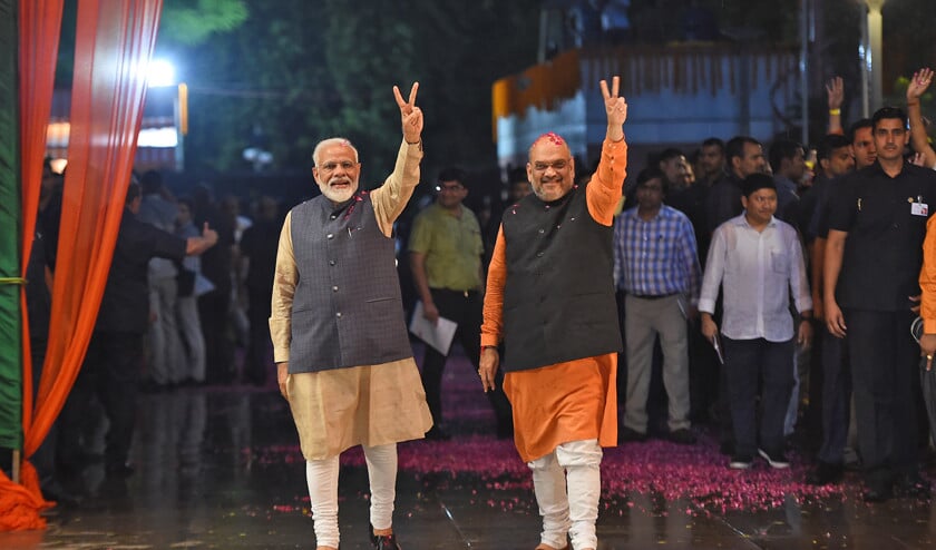 De Indiase premier Narendra Modi en BJP-partijvoorzitter Amit Shah vieren hun overwinning na de verkiezingen. (afp / Money Sharma)