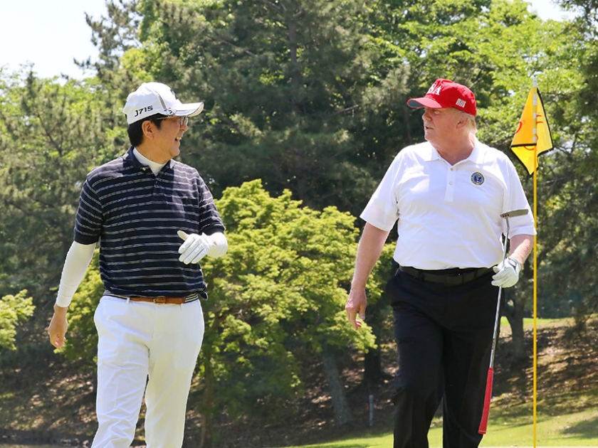 President Donald Trump (r.) speelt een spelletje golf met zijn gastheer, de Japanse premier Shinzo Abe, tijdens zijn bezoek aan Japan vorige maand. (afp)