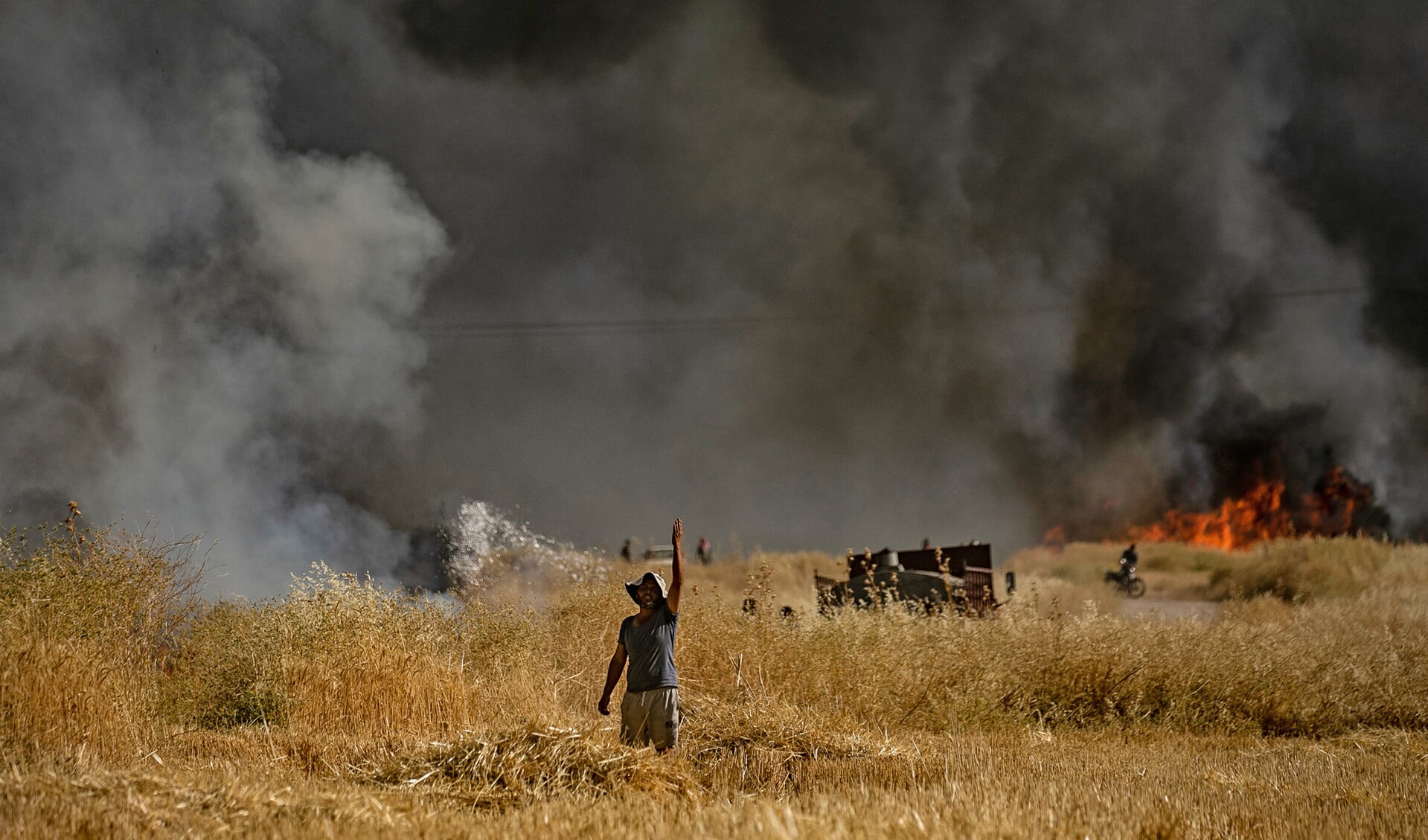 Naast het Syrische regime steekt ook de terreurbeweging ISIS graanvelden in brand om tegenstanders te straffen.