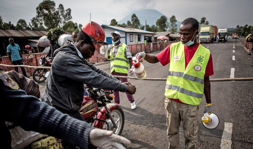 De chauffeur van een motortaxi laat zijn handen wassen bij een ebolacontrolepost op de weg tussen de Congolese steden Butembo en Goma. (afp / John Wessels)