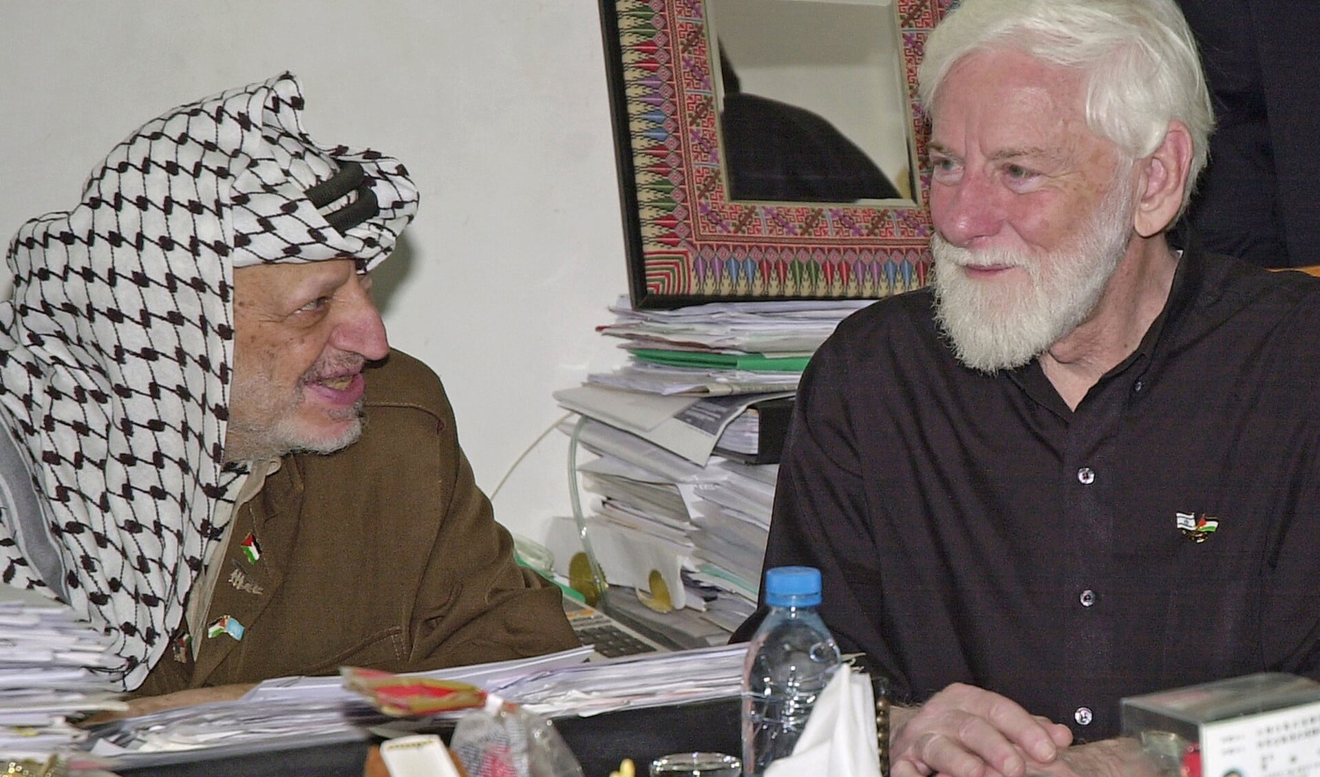 Ontmoeting in april 2004 tussen de Palestijnse leider Yasser Arafat (l.) en de Israëlische journalist en vredesactivist Uri Avnery.
