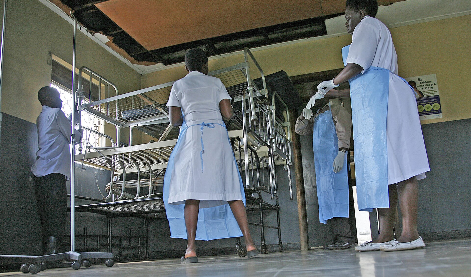 Een zaal in het Nyimbwa Sub County Health Centre IV, circa 60 kilometer ten noorden van de hoofdstad Kampala, wordt grondig schoongemaakt.