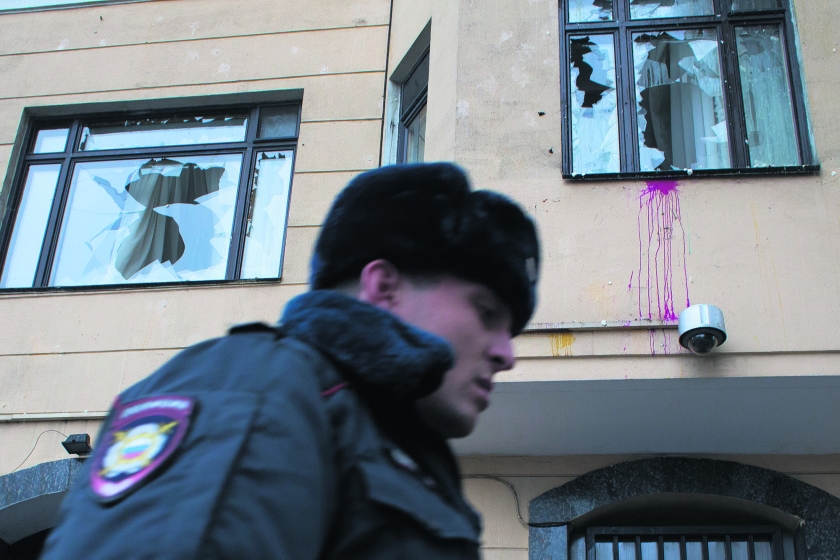 De Turkse ambassade in Moskou is woensdag met eieren en stenen bekogeld. Aanleiding is het neerschieten van een Russisch gevechtsvliegtuig door Turkije. (ap / Ivan Sekretarev)
