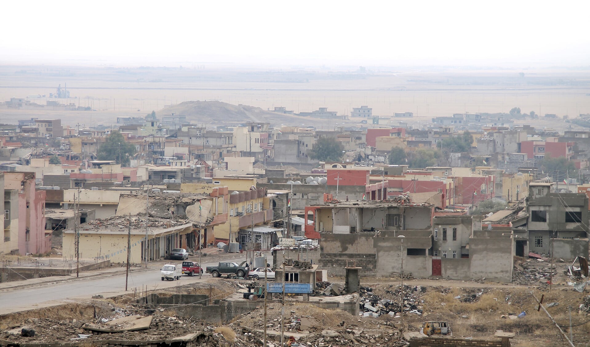 Veel dorpen en steden in het Noord-Iraakse Sinjargebergte zijn verwoest door bombardementen van ISIS in augustus 2014. Honderden jezidi-mannen werden vermoord, vrouwen werden ontvoerd, verhandeld of verkracht.