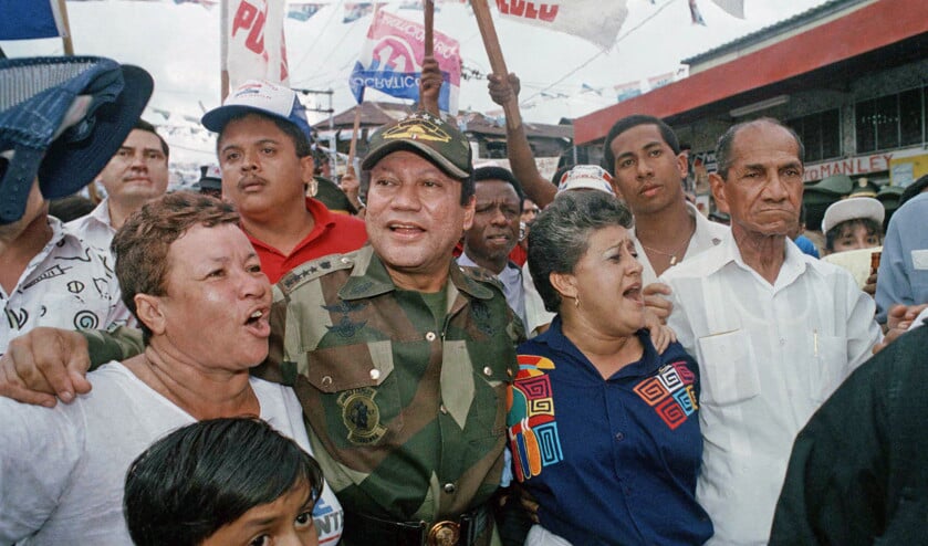 Generaal Manuel Noriega met aanhangers op weg naar een woningproject in Panama-Stad in 1989, zijn laatste jaar als militair leider van Panama.  (ap / John Hopper)