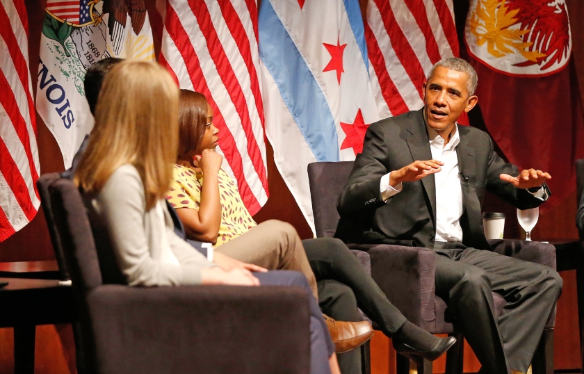 Oud-president Barack Obama heeft stevige kritiek over zich heen gehaald door zich dik te laten betalen voor toespraken. (ap / Charles Rex Arbogast)