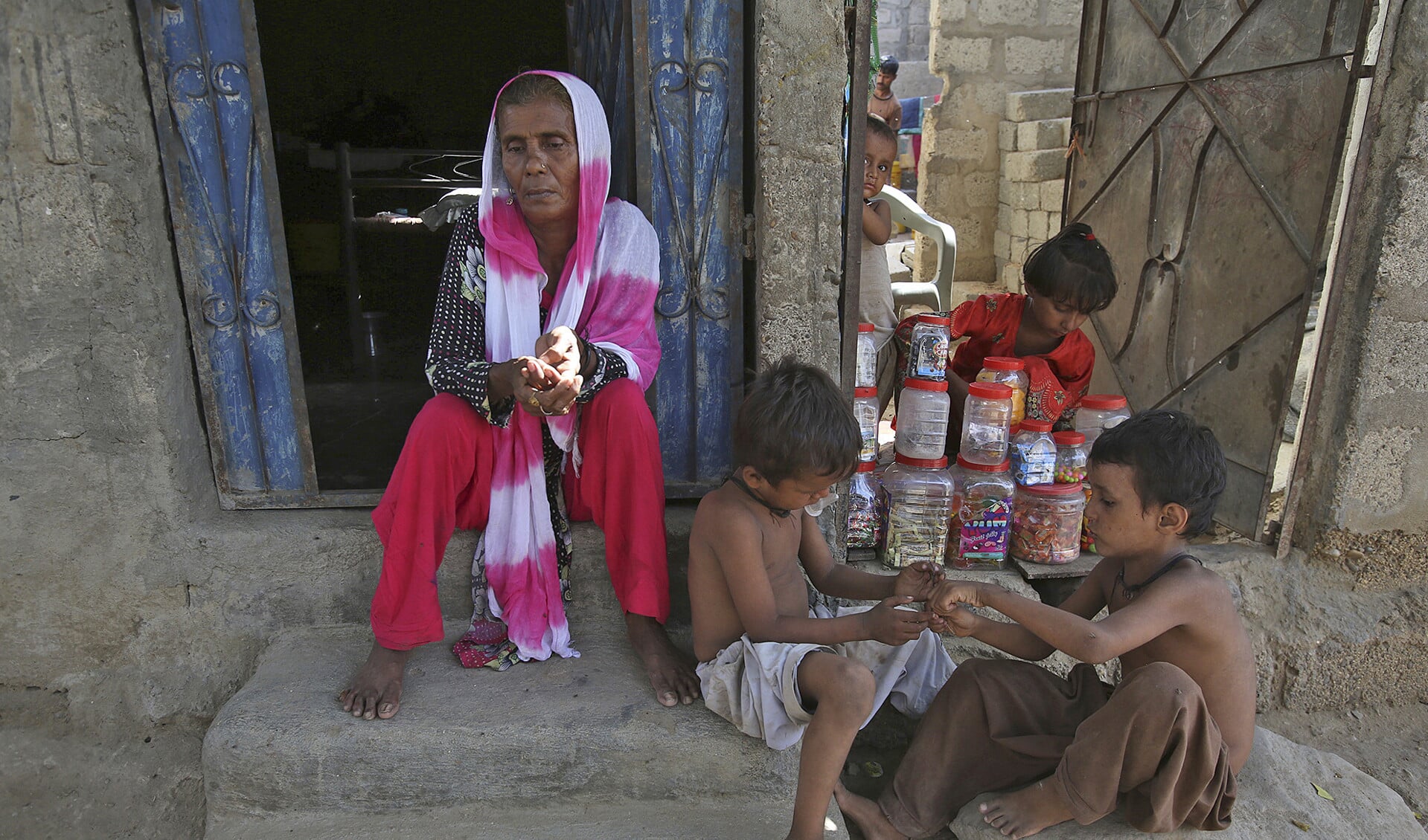 Een Rohingya-moeder met kinderen in Karachi.